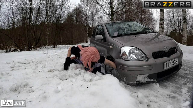 Fembaj stuck in snow gets ignored by locals