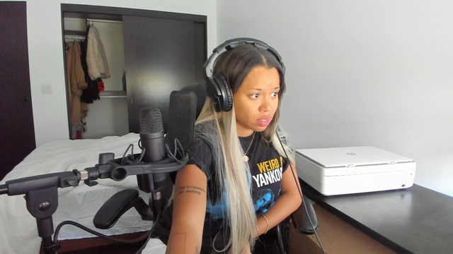 BigBossBoze realizes she’s actually livestreaming while recording a video offline