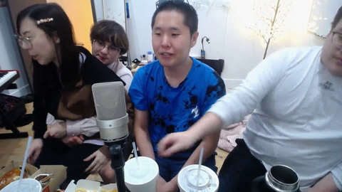 Scarra eats a nugget