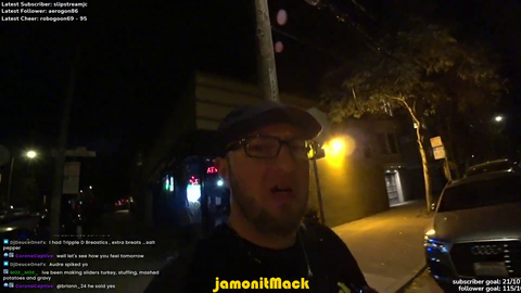 Streamer witnesses supermarket break-in and calls the cops