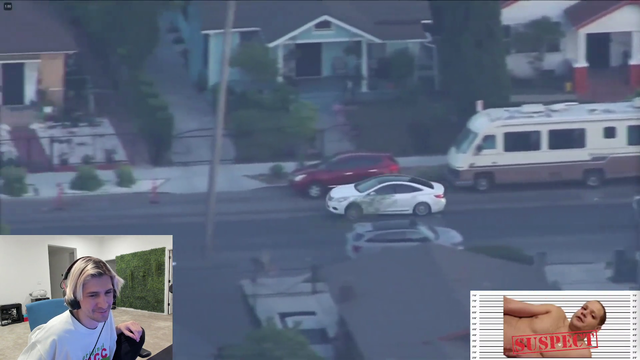 Xqc watches a live car chase
