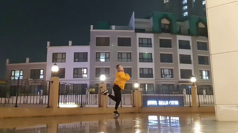 crazy korean lady dancing in the rain to unexpected audience [yugwha0901]