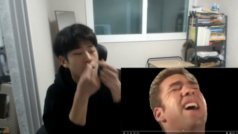 Korean Streamer does AssClap with his nose