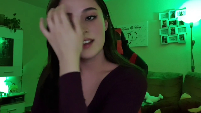 Toilet paper girl's dad gifts her a toy