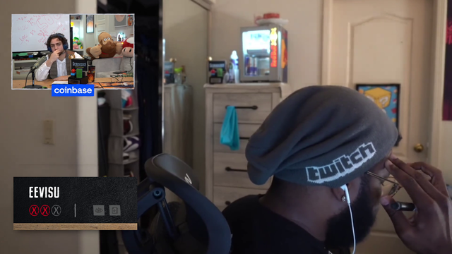 EEVISU looking at phone during schooled. Look at the reflections in his glasses. says it all OMEGALUL