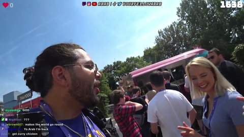 Cosplayer gets her sword broken by a TwitchCon staff member