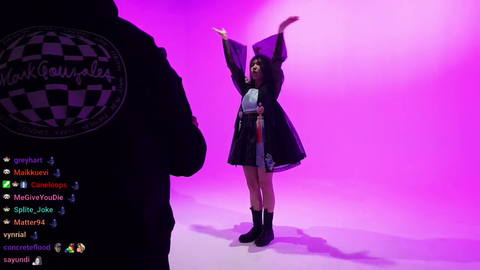 HAchubby recording a dance cover MV (contains some flashing lights)