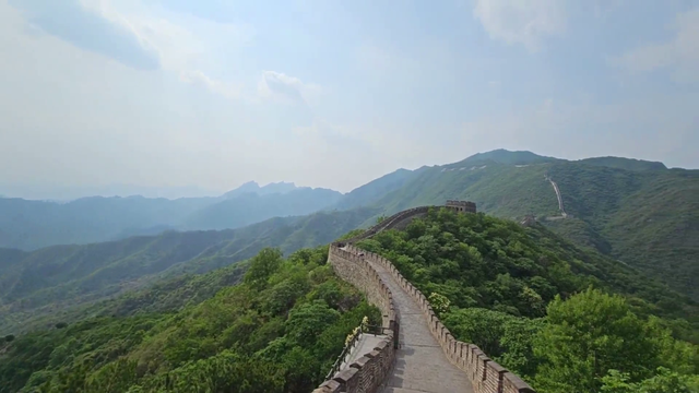 Jakenbake streams from the Great Wall of China