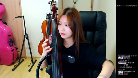Cellist streamer plays the Dragon Ball GT opening