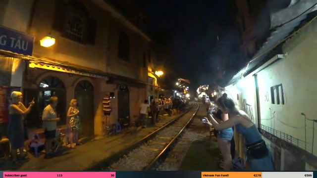 Hanoi's street train first time caught on Livestream