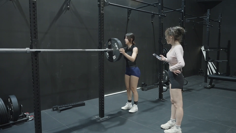 Syanne shows off her squat strength