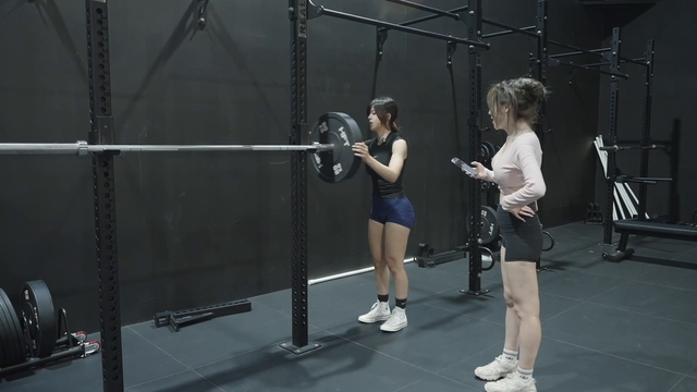 Syanne shows off her squat strength