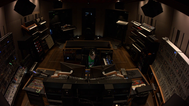 Deadmau5 Spooks himself