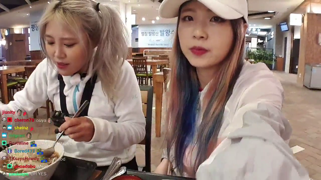 Korean Streamers forgot being that she is sponsored.