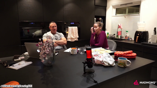 Jeanette tells Knut an encounter she had in a Target parking in the US