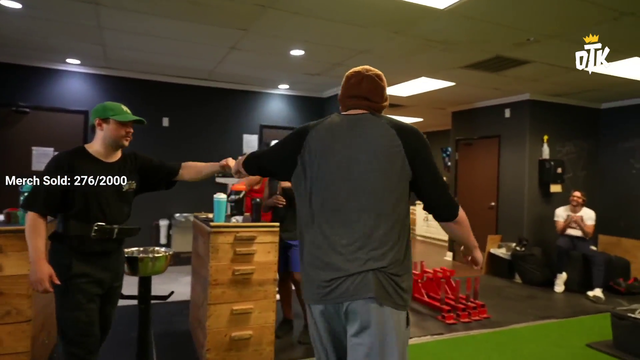 ERobb and Knut try shoulder pressing heavy weight