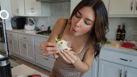 Alinity enjoys her taco