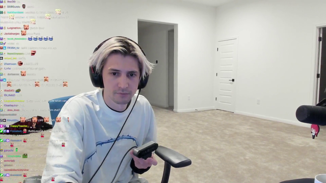 xQc shows us his new set up in Texas