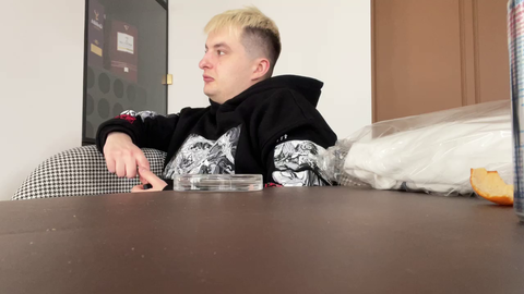 Ukrainian streamer mentions sirens a second before they actually go off