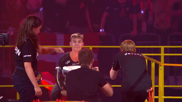 Broken trophy at CSGO Major in Berlin
