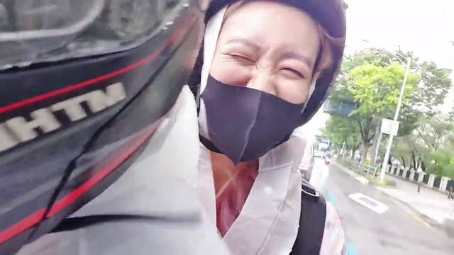 Yunicorn19 - Chat falls from Motorbike