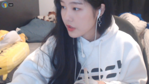 39daph reaction to James Charles Nude - Twitch Clips