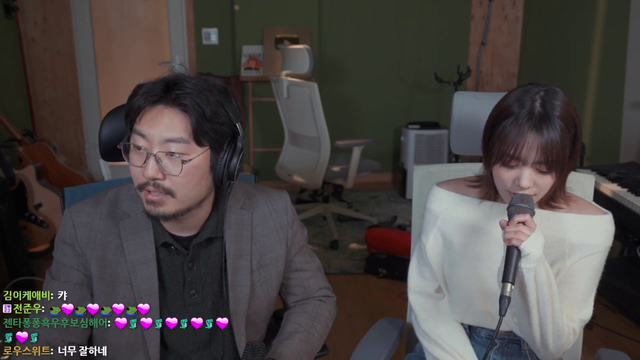 Kpop singer Siyeon sings her song in Charming Jo's studio (QWER - Discord)
