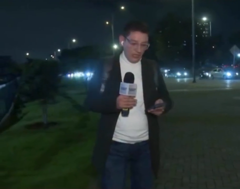 2 men on separate bikes try to rob a news reporter on a live broadcast in Bogota, Colombia.