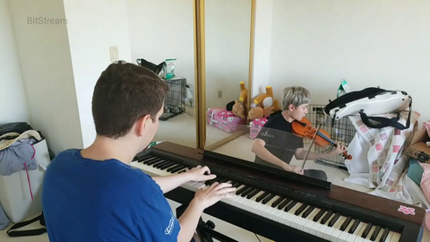 Destiny playing piano on LilyPichu's stream