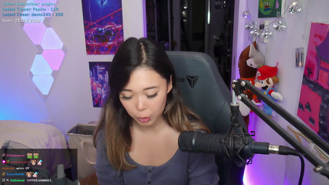 ExtraEmily shows her clean room