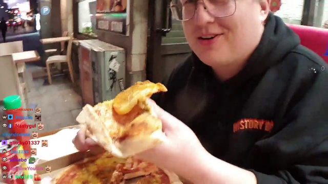 Hachubby sniper tries the banana + pineapple + curry pizza