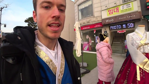 Chinese woman teaches Korean Streamer the ways