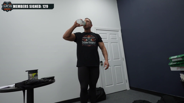 Mizkif - Imagine trying to influence people to join your gym, but not greeting them when they enter on opening day.