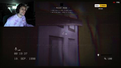 xQc's older brother scares him while he plays a horror game