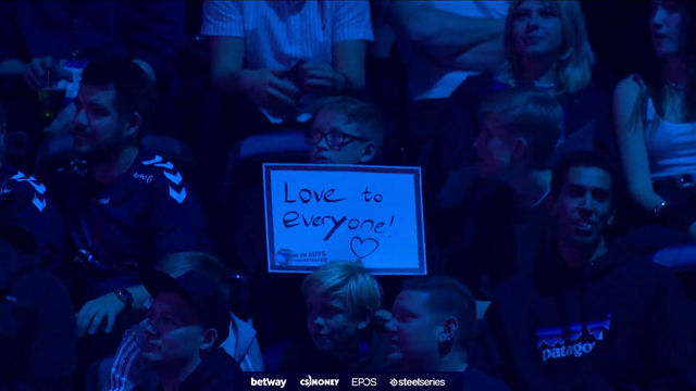 Casual juicer at the CSGO tournament