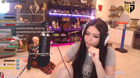 Female leechers at TwitchCon