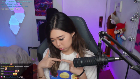 ExtraEmily shows her appreciation to chat