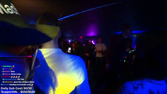 Streamer finds a live Sax performer at the NYC club