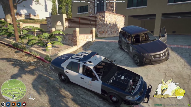 Police and citizens catch a house robber
