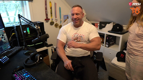 Knut gets a wholesome gift from his daughter and wife for Valentine's day FeelsStrongMan