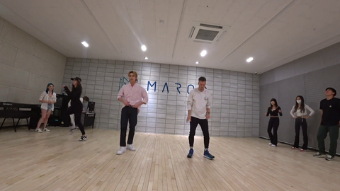 jakenbakelive found a new career as a K-pop dancer
