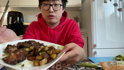 TFT streamer tries his cooking for AD