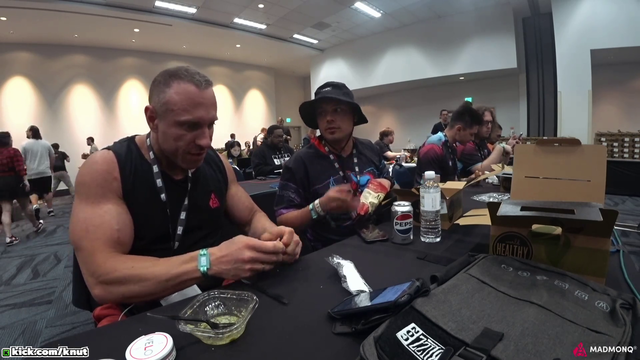 Strongman cant open cookie wrapper KEKW