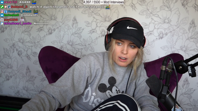 QtCinderella tries entertaining Mizkif's viewers
