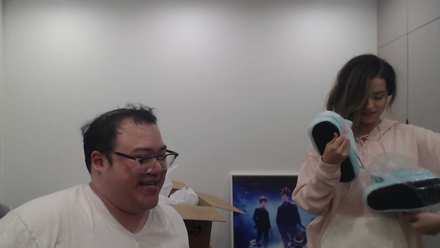 Scarra gets Poki a gift.