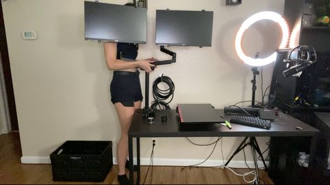 Streamer struggles to keep it mounted