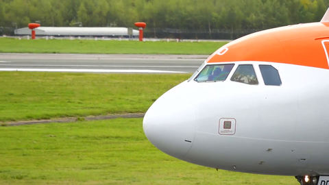Manchester-based planespotting channel Airliners Live captures a waving teddy bear from the cockpit of this Easyjet Airbus A320