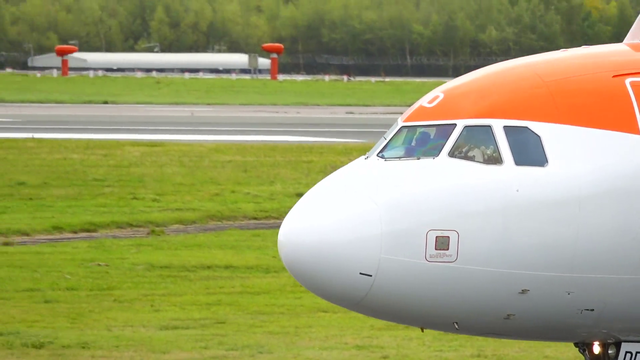 Manchester-based planespotting channel Airliners Live captures a waving teddy bear from the cockpit of this Easyjet Airbus A320