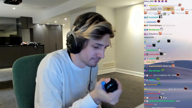 xQc uses a walkie-talkie to communicate to his brother
