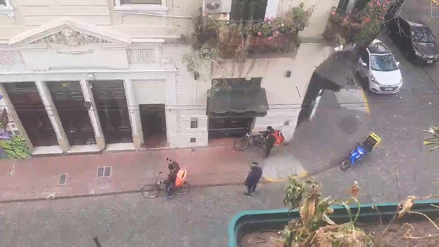 Delivery guy interrupts streamer by violently trying to kick down an entrance door for a customer monkaGasp
